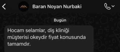 Diş kliniği müşterisinin fiyat konusunda tamam olduğunu söyleyen öğrenci mesajı